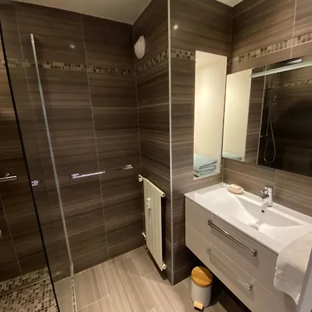 Beau Dans De Standing Avec 2 Piscines Proche Des Commerces, Transport Et Mandelieu