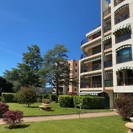 Tres Beau Dans Calme Avec 2 Piscines,parking Prive Et Proche Des Commerces Et