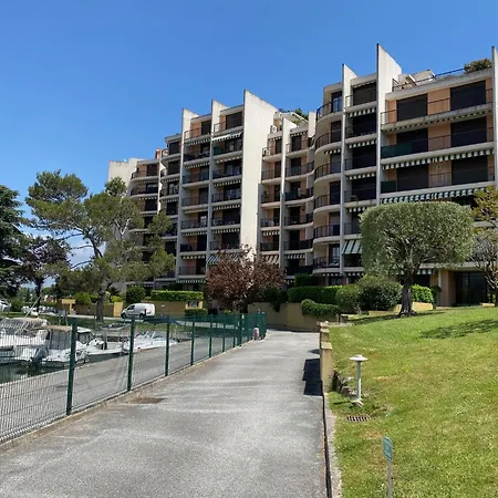 Tres Beau Dans Calme Avec 2 Piscines,parking Prive Et Proche Des Commerces Et Apartman Mandelieu
