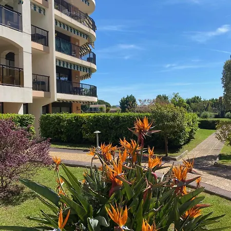 Tres Beau Dans Calme Avec 2 Piscines,parking Prive Et Proche Des Commerces Et Apartment