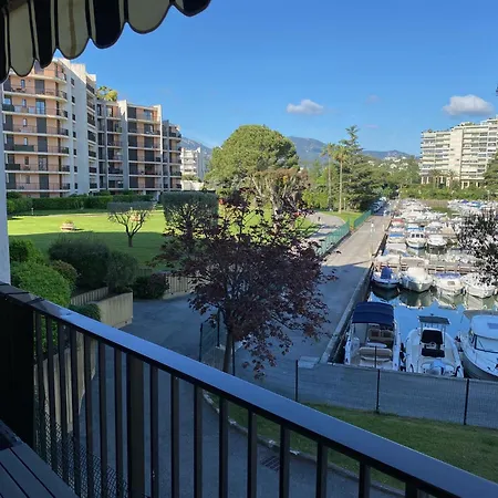 Tres Beau Dans Calme Avec 2 Piscines,parking Prive Et Proche Des Commerces Et Apartman