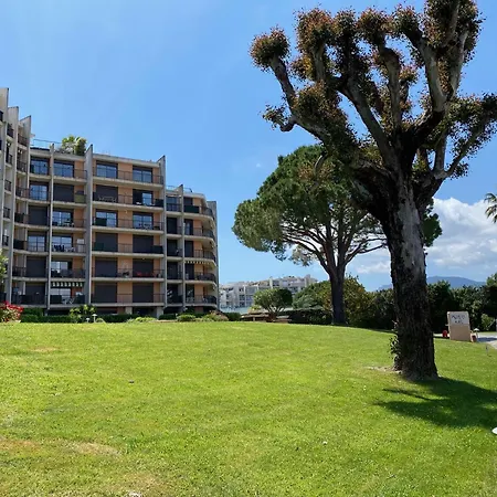 Tres Beau Dans Calme Avec 2 Piscines,parking Prive Et Proche Des Commerces Et Apartment