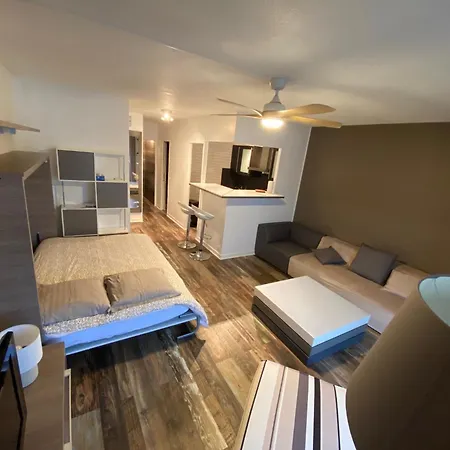 Tres Beau Dans Calme Avec 2 Piscines,parking Prive Et Proche Des Commerces Et