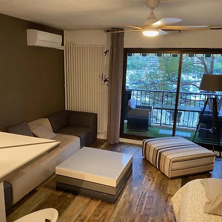 Tres Beau Dans Calme Avec 2 Piscines,parking Prive Et Proche Des Commerces Et Apartman *