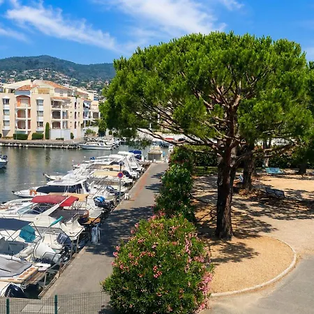 Tres Beau Dans Calme Avec 2 Piscines,parking Prive Et Proche Des Commerces Et Apartment