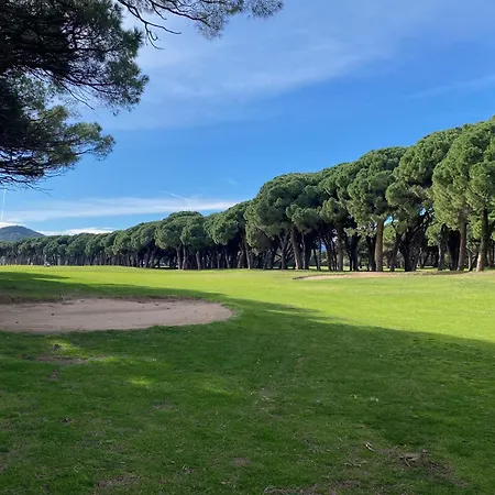 Tres Beau Dans Calme Avec 2 Piscines,parking Prive Et Proche Des Commerces Et *