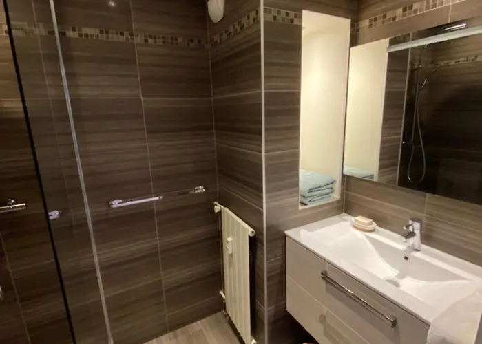 Tres Beau Dans Calme Avec 2 Piscines,parking Prive Et Proche Des Commerces Et Mandelieu