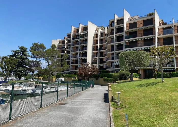 Tres Beau Dans Calme Avec 2 Piscines,parking Prive Et Proche Des Commerces Et Apartman Mandelieu