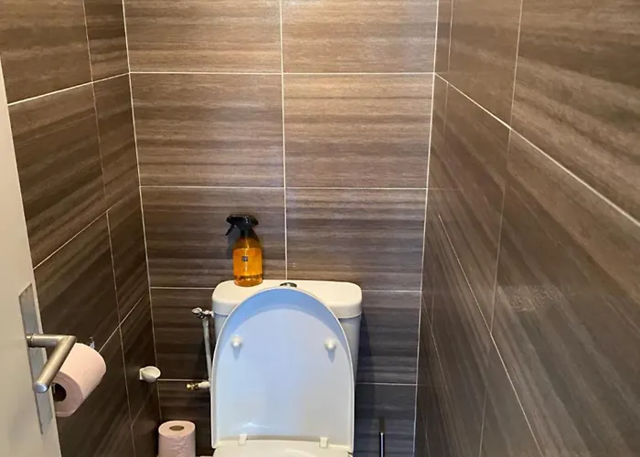 Tres Beau Dans Calme Avec 2 Piscines,parking Prive Et Proche Des Commerces Et