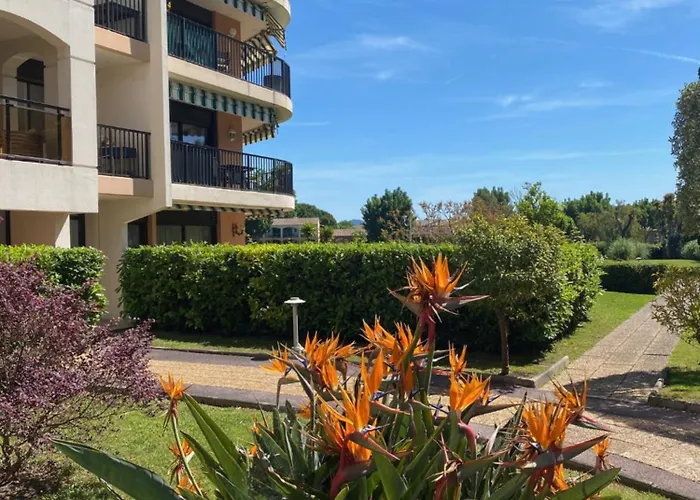 Tres Beau Dans Calme Avec 2 Piscines,parking Prive Et Proche Des Commerces Et Apartman