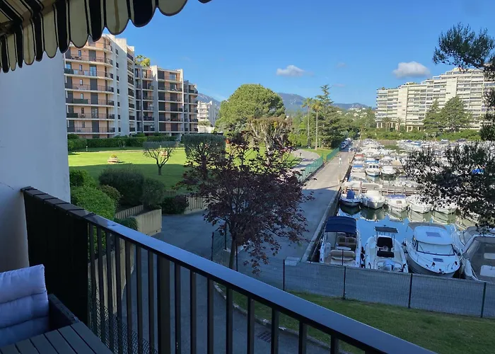 Tres Beau Dans Calme Avec 2 Piscines,parking Prive Et Proche Des Commerces Et Apartman