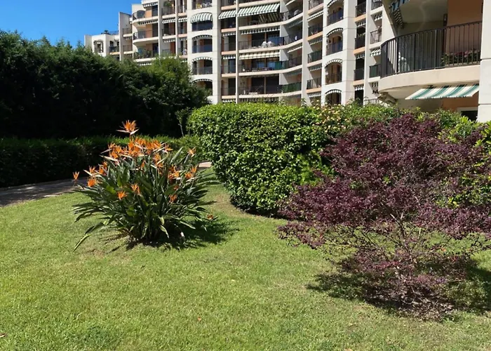 Tres Beau Dans Calme Avec 2 Piscines,parking Prive Et Proche Des Commerces Et Apartman Mandelieu