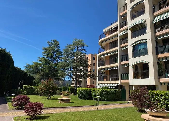 Tres Beau Dans Calme Avec 2 Piscines,parking Prive Et Proche Des Commerces Et