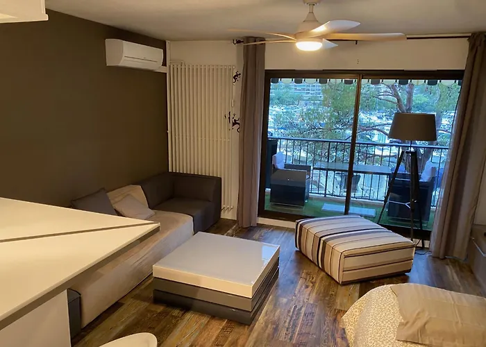 Tres Beau Dans Calme Avec 2 Piscines,parking Prive Et Proche Des Commerces Et Apartman *